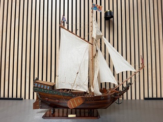 Gedetailleerd houten scheepsmodel Fries Stratenjacht