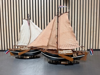 2x Gedetailleerd houten scheepsmodel Zeeschouw