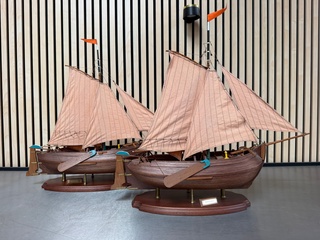 2x Gedetailleerd houten scheepsmodel Enkhuizerbol, Enkhuizer Bol 1902