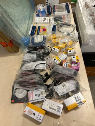 Partij elektronica en verlichting, W.o. Basetech, Philips
