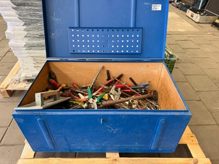 Ca. 200x Metalen gereedschapskist met partij handgereedschap