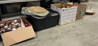 Partij w.o. kerstversiering, placemats, bloempotten