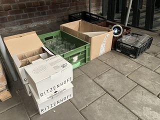 Partij glaswerk en diversen in kratten