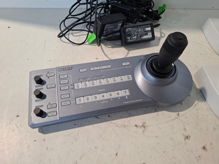 IP-besturingspaneel, SONY, RM-IP10, met 3x PTZ camera, SONY SRG-300SE