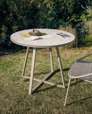 Ronde bijzettafel van gegalvaniseerd staal en beige tegels Ø90 cm, Kav