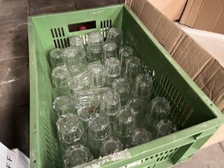Partij glaswerk en diversen in kratten