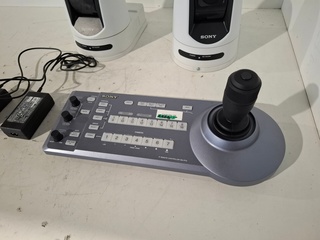 IP-besturingspaneel, SONY, RM-IP10, met 2x PTZ camera, SONY SRG-300SHE