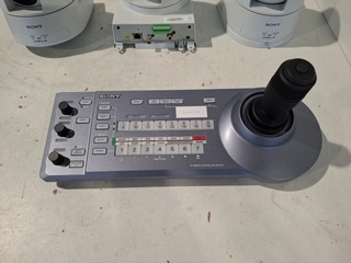 IP-besturingspaneel, SONY, RM-IP10, met 3x PTZ camera, SONY SRG-300SE