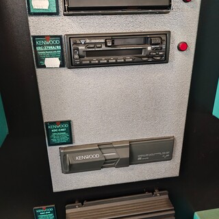 Presentatiekast met autoradio’s, Kenwood