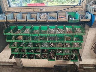 Rek met 50 bakjes, bouten en moeren