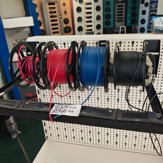 Rek met auto electrakabel