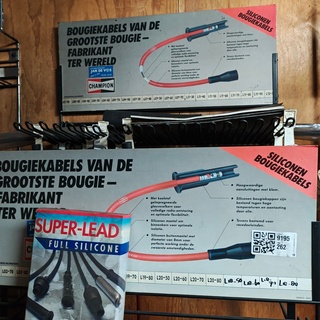 Rek met bougiekabels