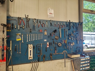Wandbord met diverse auto gereedschap