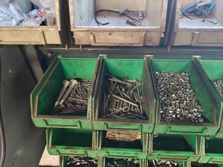 Rek met 50 bakjes, bouten en moeren