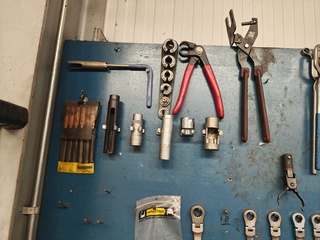 Wandbord met diverse auto gereedschap