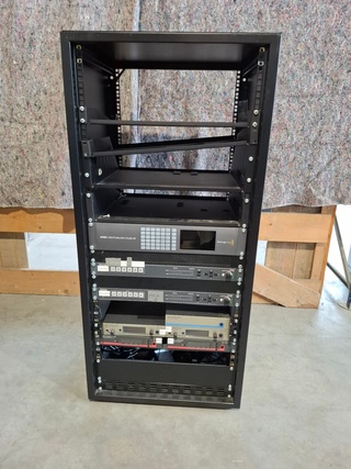 Partij 19 inch racks met Proffesionele AV apparatuur, Blackmagic, Extr