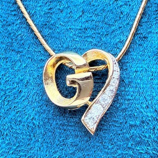 Givenchy ‘Monogram Heart’ goldplated collier met steentjes