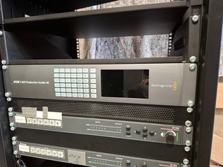 Partij 19 inch racks met Proffesionele AV apparatuur, Blackmagic, Extr