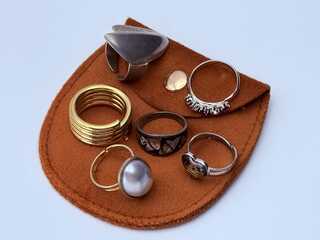 Collectie ringen van verschillende merken en materialen