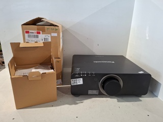 Projector, Panasonic, PT DZ770, ET DLE250 lens, 2x ET-LAD60AW lamp, zw