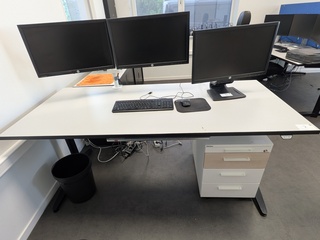 Elektrische zit-sta bureau