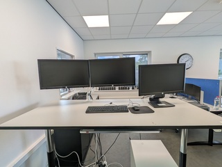 2x Beeldscherm op arm met 1x beeldscherm HP