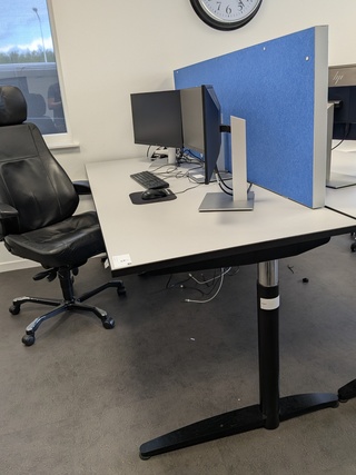 Elektrische zit-sta bureau