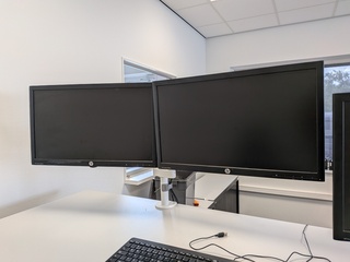 2x Beeldscherm op arm met 1x beeldscherm HP