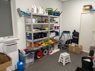 Divers kantoorinventaris, multimedia en personenvervoer items
