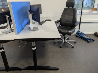 Elektrische zit-sta bureau
