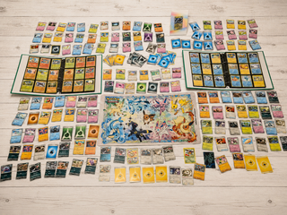 Uitgebreide Pokémon verzameling met vintage kaarten, mappen en playmat