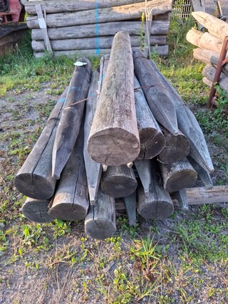 Partij houten palen