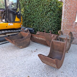3x Diverse graafbak met puinriek CW 10 aansluiting