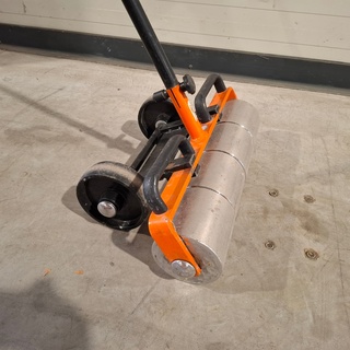 Linoleum roller ~ Uzin Utz / Wolff, Linoleum roller, bouwjaar 2016