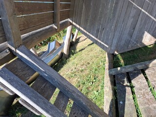 Houten speeltoren met puntdak