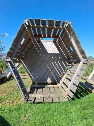 Houten speeltoren met puntdak