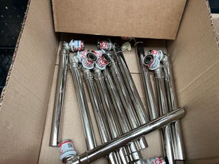 2x Doos met onderdelen voor water-/leidinginstallatie W.o. Uponor