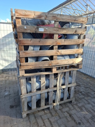 2x Palletbox met PVC hulpstukken