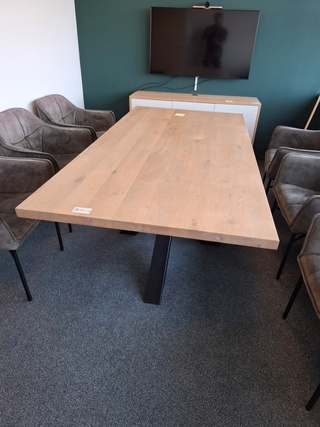 Eetkamertafel met dressoir
