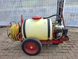 Vloeistofspuit op onderstel