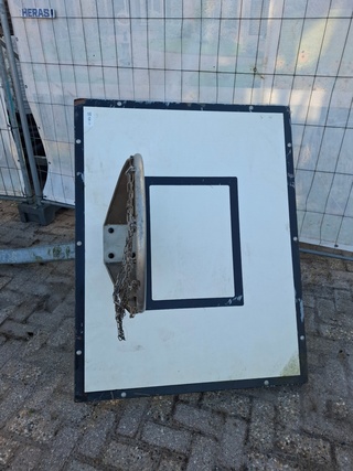 Basketbalnet met paal