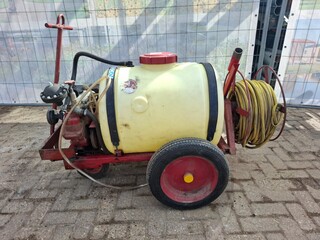 Vloeistofspuit op onderstel