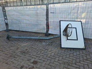 Basketbalnet met paal