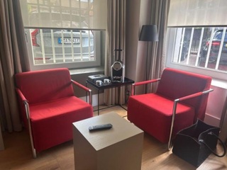 2x Fauteuil rood, Satelliet