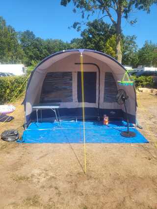 Ca. 15x Kampeerartikelen – tent, campinguitrusting, kookgerei, accesso