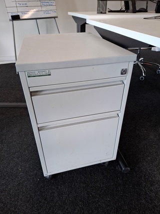 2x Bureau met 2x bureaustoel