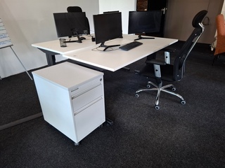 2x Bureau met 2x bureaustoel