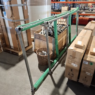 2x Stalen reclameframe met diverse onderdelen