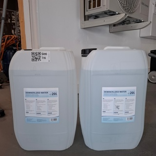 2x jerrycan a 20 liter Gedemineraliseerd water