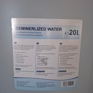 2x jerrycan a 20 liter Gedemineraliseerd water